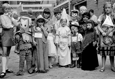 127454 Afbeelding van een groepje verklede kinderen tijdens een buurtfeest te Utrecht.